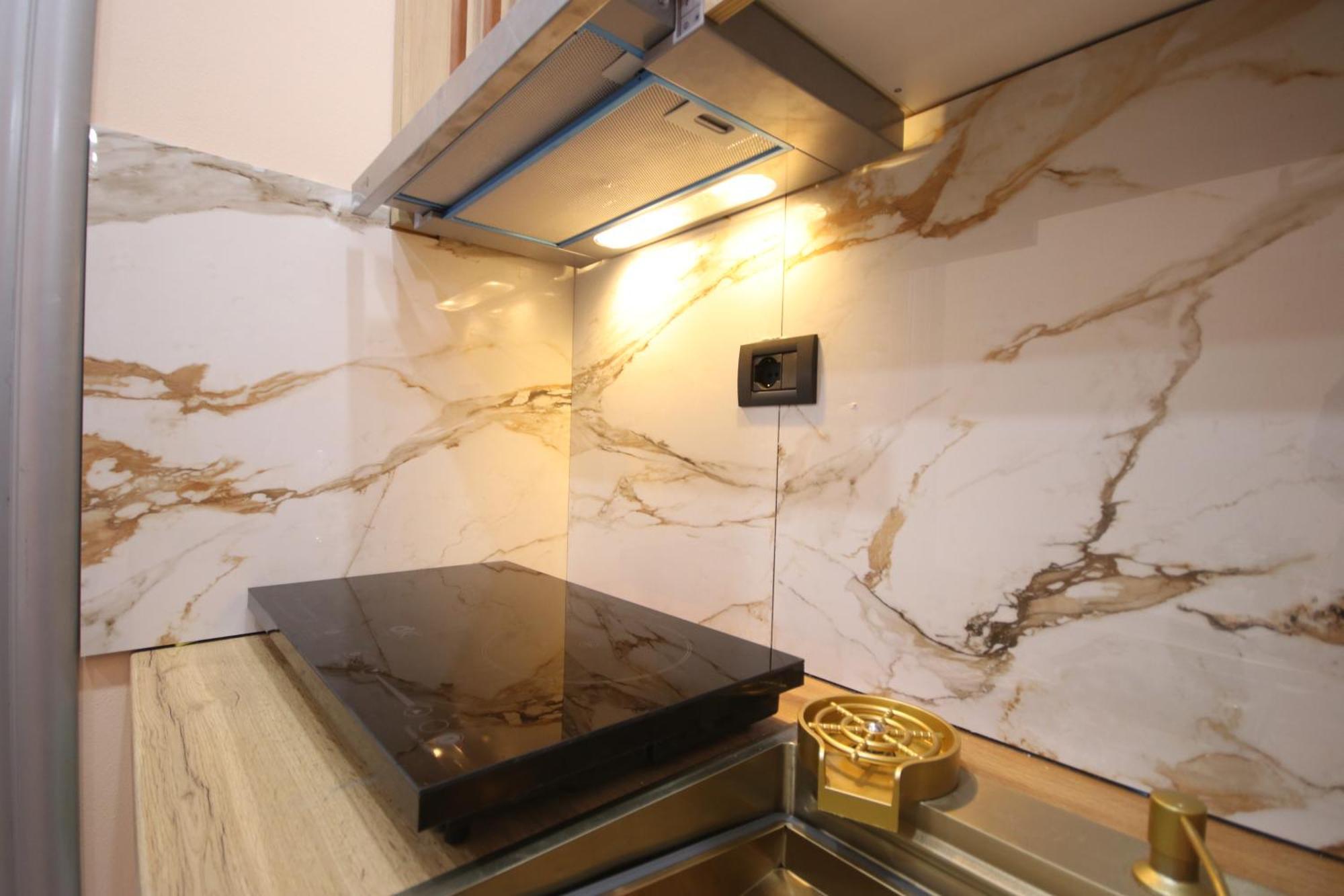 Ameli Hotel *